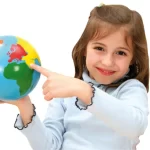 Pige der viser kontinent globus.