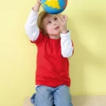 Globus med kontinenter i forskellige farver.