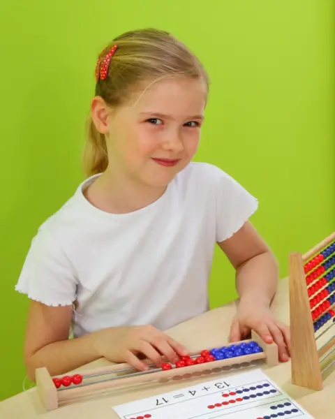 Kugleramme med 20 kugler pige lærer at tælle