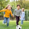 Bevægelse og aktivitet i skolen. Børn spiller fodbold. Køb materiale til bevægelse i undervisning og skole.