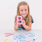 Farverige bogstaver til at føle og skrive