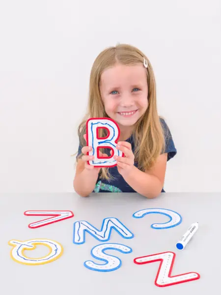 Farverige bogstaver til at føle og skrive