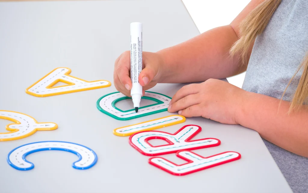 Farverige bogstaver til at føle og skrive