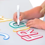 Farverige bogstaver til at føle og skrive