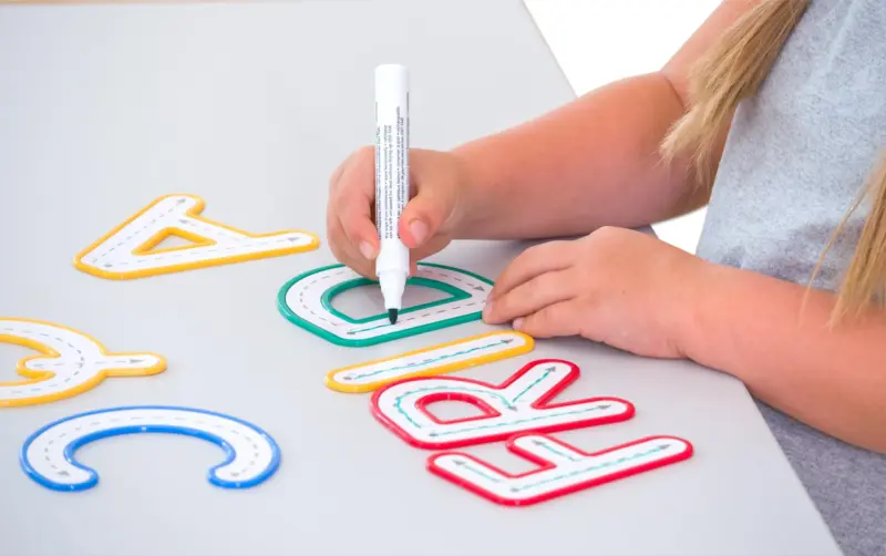 Farverige bogstaver til at føle og skrive