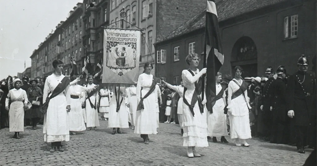 Kvinders rolle fornyes. Kvinder protesterer.