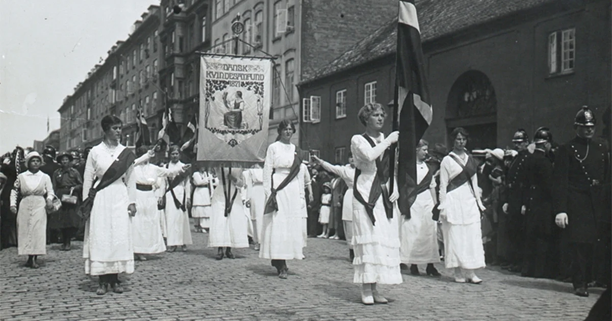 Kvinders rolle fornyes. Kvinder protesterer.