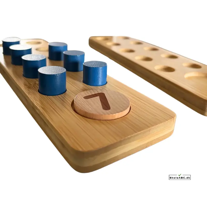 Matematik for børn med 10 Tal Træner - Matematik Spil. Nær billede af træplader