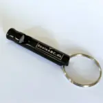 Kompakt signalfløjte med metalring til nøglebundt – slidstærk fløjte til skole, spejder og udeaktiviteter